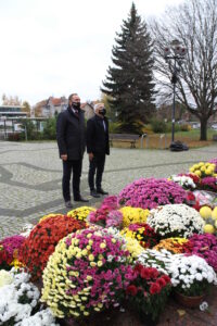 Marszałek Struk składa kwiaty pod pomnikiem Józefa Piłsudskiego