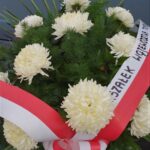 Kwiaty, które złożył wicemarszałek Leszek Bonna pod pomnikiem Orła Białego w Chojnicach. Fot. mat. prasowe UMWP