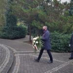 Wicemarszałek Leszek Bonna składa kwiaty pod pomnikiem Orła Białego w Chojnicach. Fot. mat. prasowe UMWP