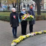 Członkini Zarządu Województwa Pomorskiego składa kwiaty pod pomnikiem Jana Sobieskiego w Gdańsku. Fot. mat. prasowe UMWP