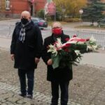 Kwiaty pod pomnikiem Rodła w Sztumie składa członek Zarządu Województwa Pomorskiego Józef Sarnowski. Fot. mat. prasowe UMWP