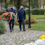Marszałek Mieczysław Struk składa kwiaty pod pomnikiem Antoniego Abrahama w Pucku. Fot. mat. prasowe UM w Pucku
