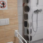 Łazienka w izolatorium w Dzierżążnie. Fot. materiał prasowy szpitala