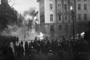 Grudzień 1970 w Gdańsku – płonie siedziba Komitetu Wojewódzkiego PZPR