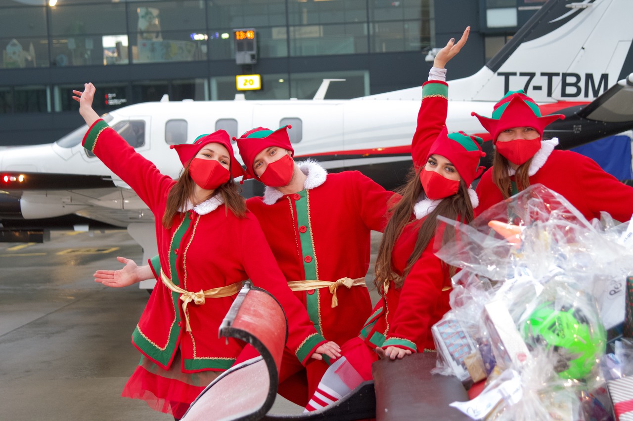 Bajkowe elfy na gdańskim lotnisku