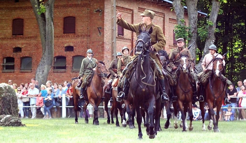 Kawalerzyści na koniach podczas uroczystości w Starogardzie Gdańskim