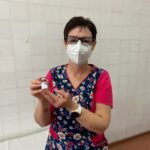 Aneta Kunz_Szpitale Pomorskie trzyma fiolkę ze szczepionką
