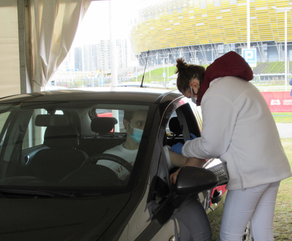 Bez wysiadania z auta zaszczep się przeciwko COVID-19. Punkt drive-thru rusza przy Żaglowej