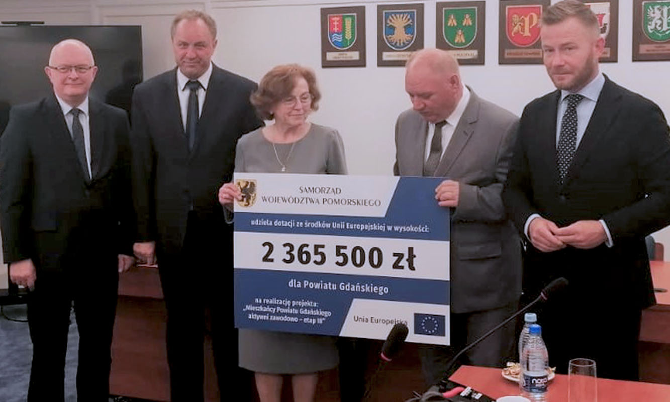 podpisanie umowy i wreczenie symbolicznego czeku powiatowi gdanskiemu