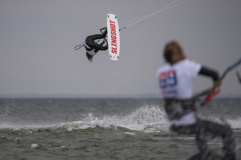 Trzy dni sportowych emocji w Krynicy  Morskiej. Puchar Polski i mistrzostwa Polski w kitesurfingu i wing foilu