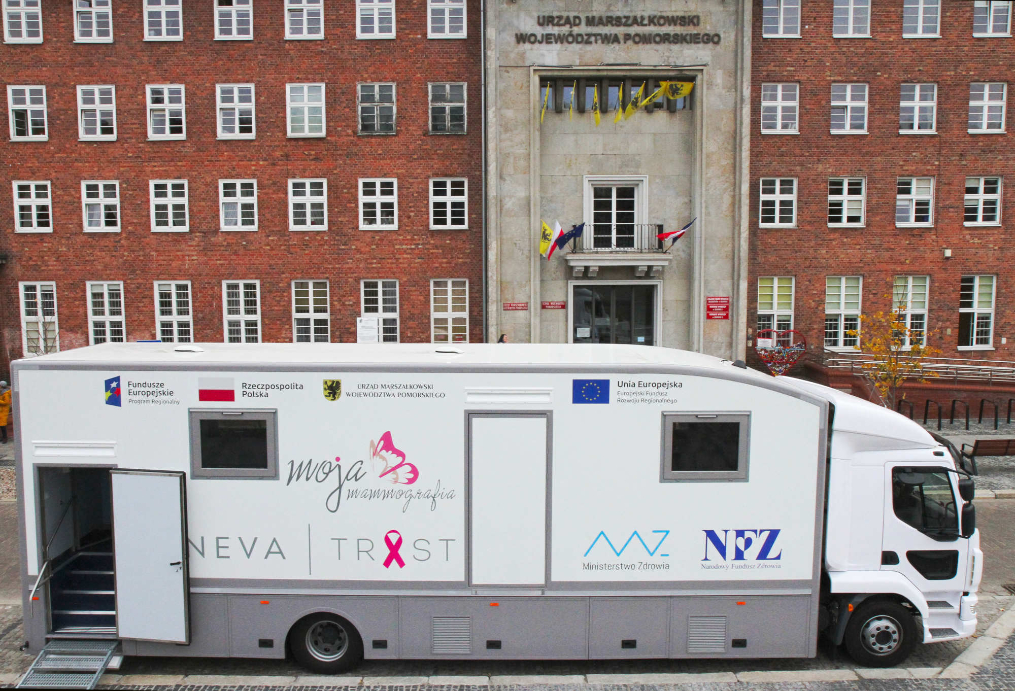 Stop rakowi piersi! Cztery nowe mammobusy kupione dzięki środkom unijnym