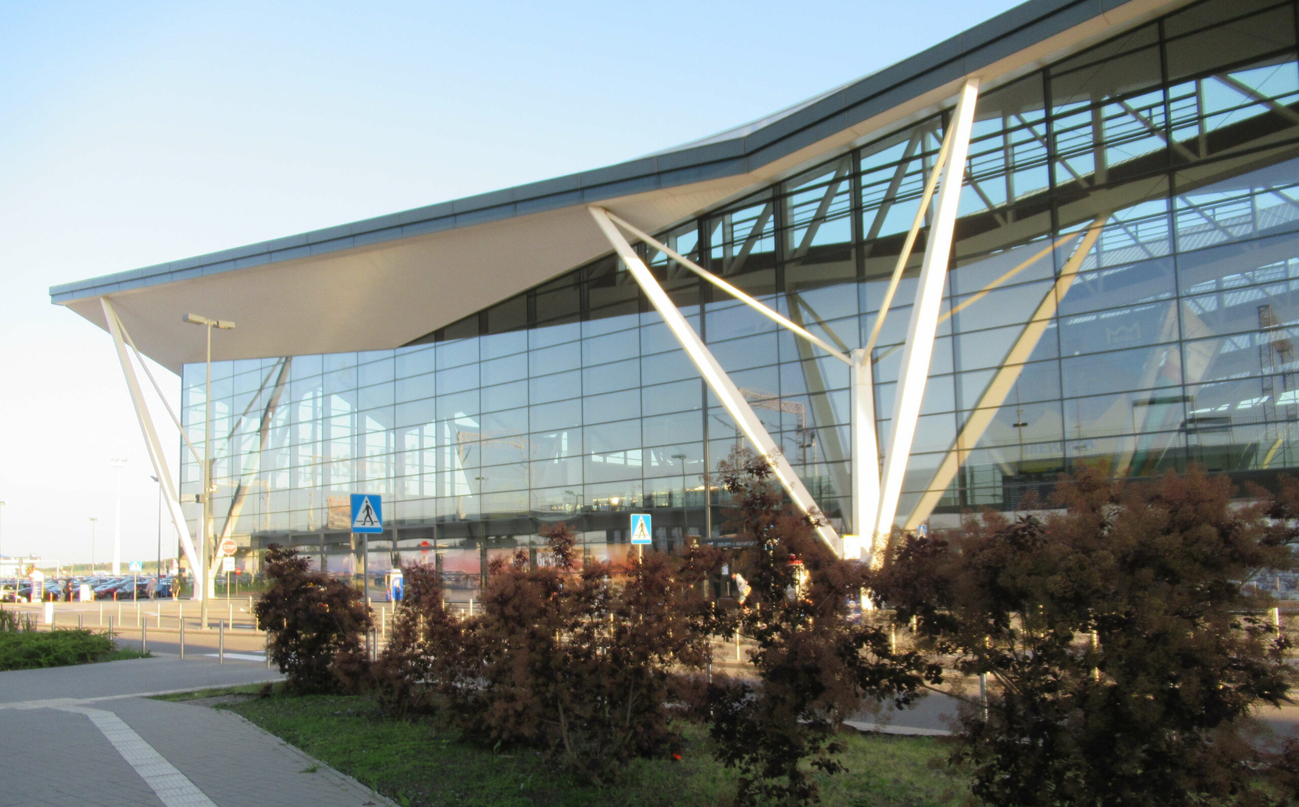 Coraz więcej podróżnych. Gdańskie lotnisko podsumowuje pierwsze półrocze 2022 r.