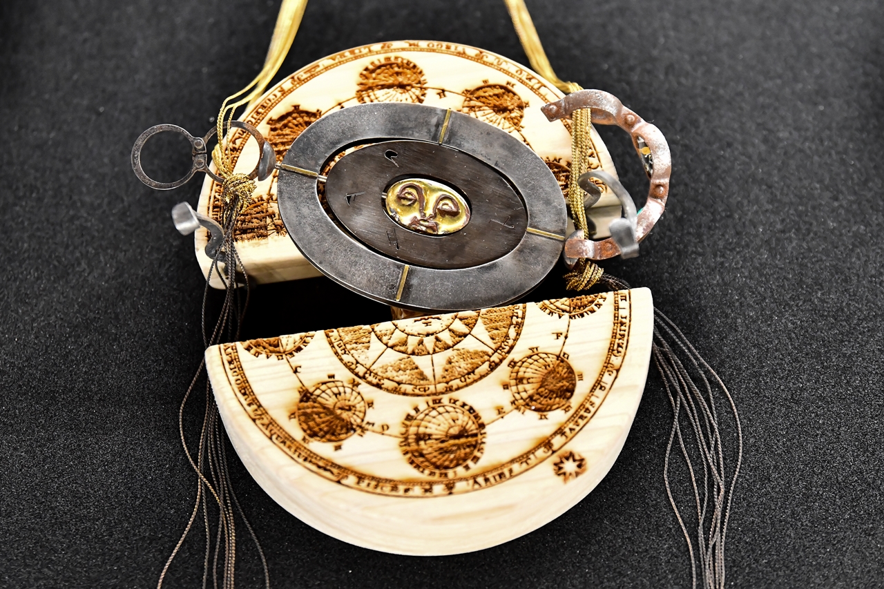 Zobacz biżuterię inspirowaną… kosmosem i twórczością Lema. Nowa wystawa w Muzeum Gdańska