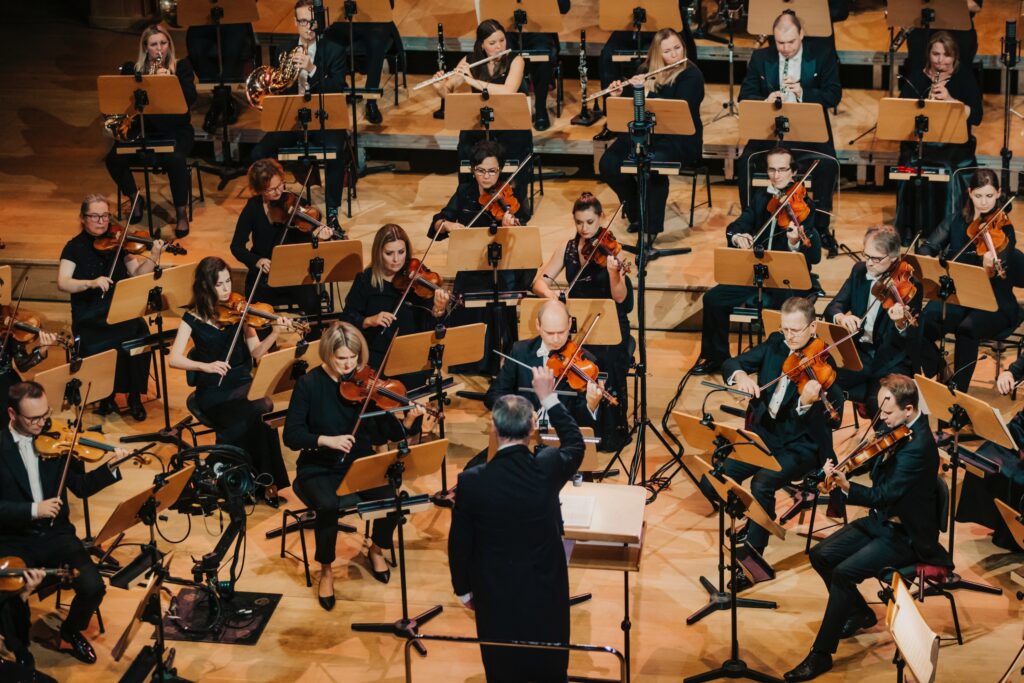 Pożegnaj stary rok z filharmonią. Koncert sylwestrowy z Krzesimirem Dębskim