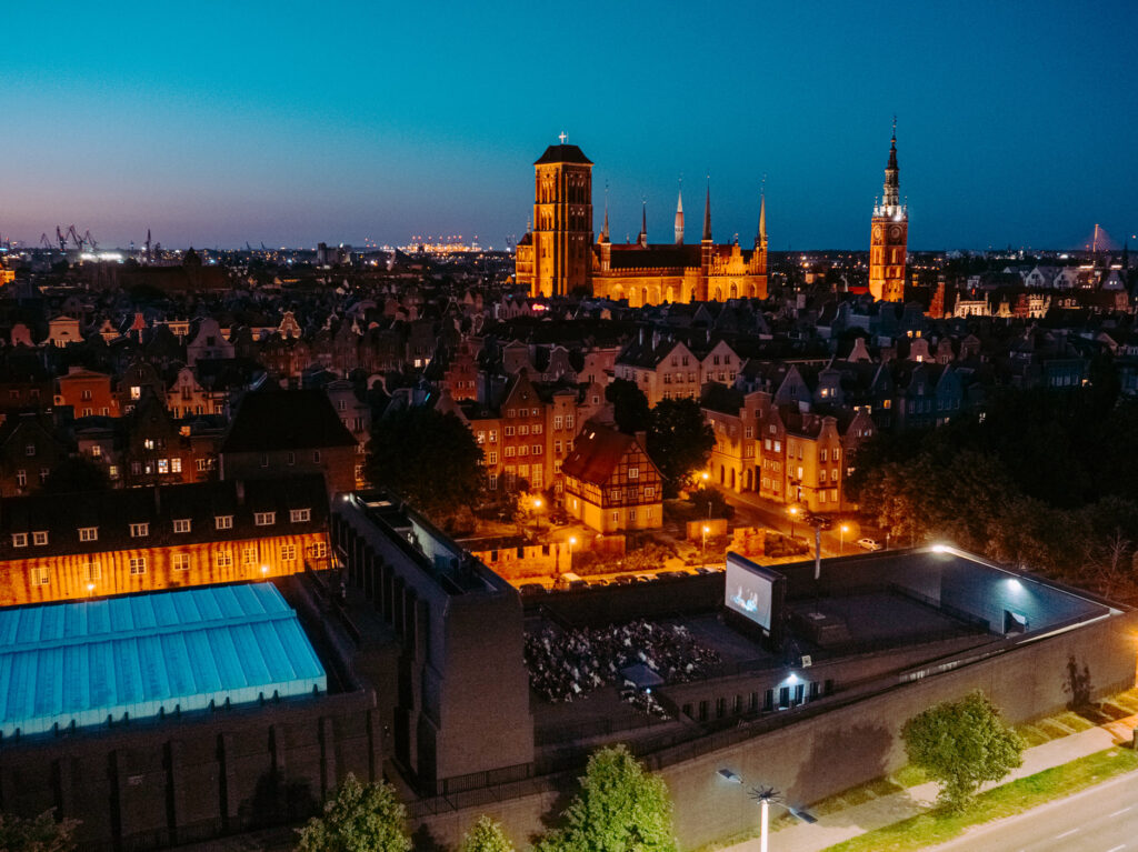 Najpiękniejsze kino plenerowe na dachu Teatru Szekspirowskiego. Seanse od czerwca do września