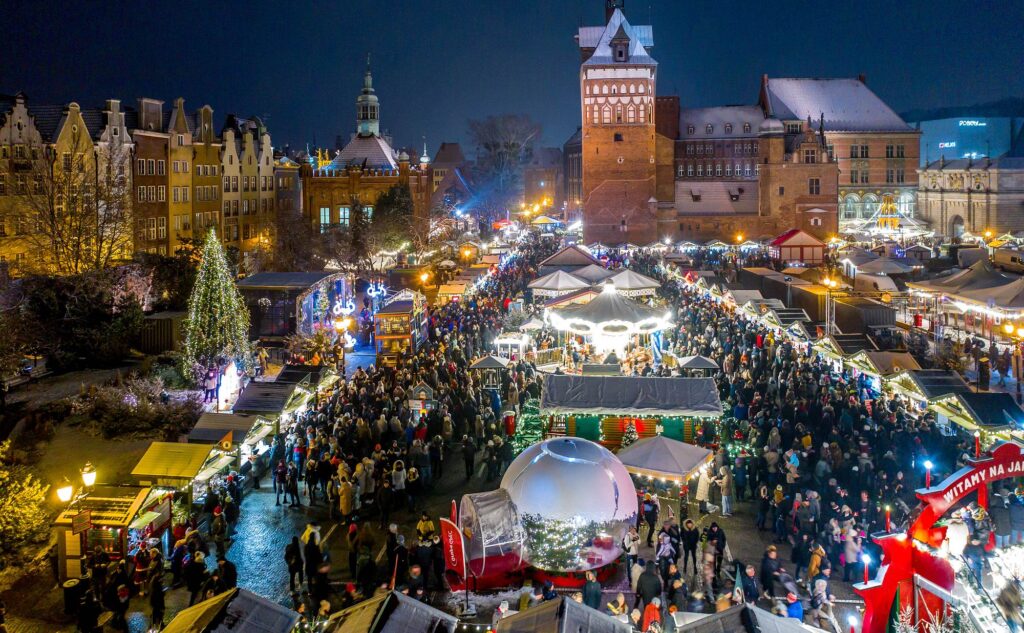 Poczuj magię świąt! Gości jarmarku powita łoś Lucek, nowością będą wirujące beczki