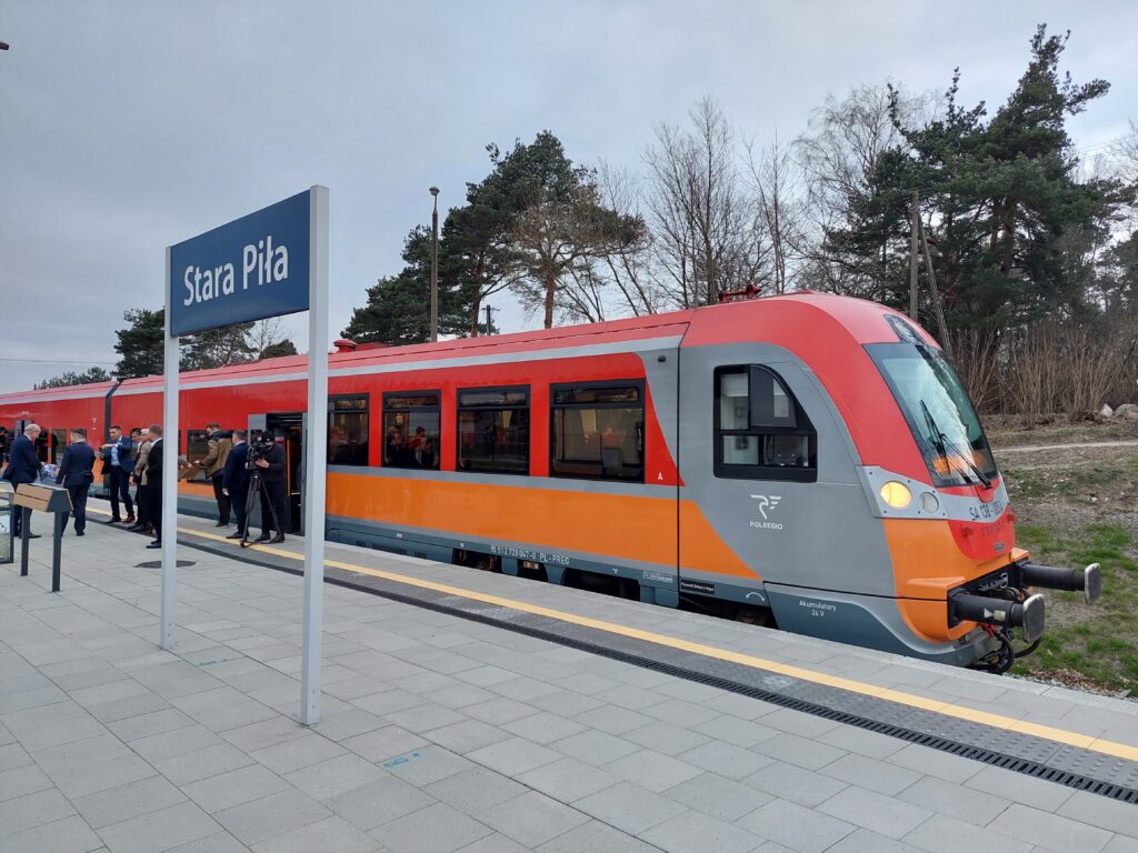 Nowa trasa kolejowa już czynna. Pierwszy rozkładowy pociąg przejechał bajpasem kartuskim!