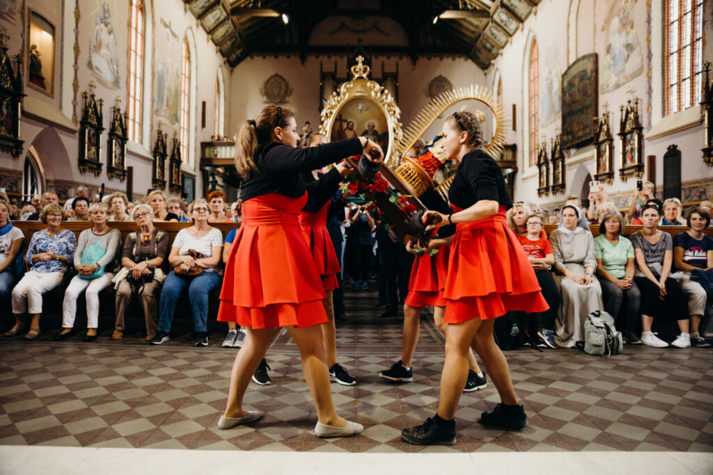 Pokłon feretronów na liście dziedzictwa. Poznaj kaszubski zwyczaj i dowiedz się, o co w nim chodzi