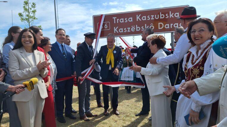 Kaszëbskô Darga łączy Pomorze. Tablice na drodze S6 odsłonięte! [ZDJĘCIA]