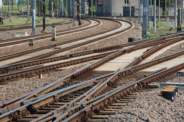 Pomorskie kolejowe zmiany w wakacje 2025: miliardy złotych na modernizację i elektryfikację tras!