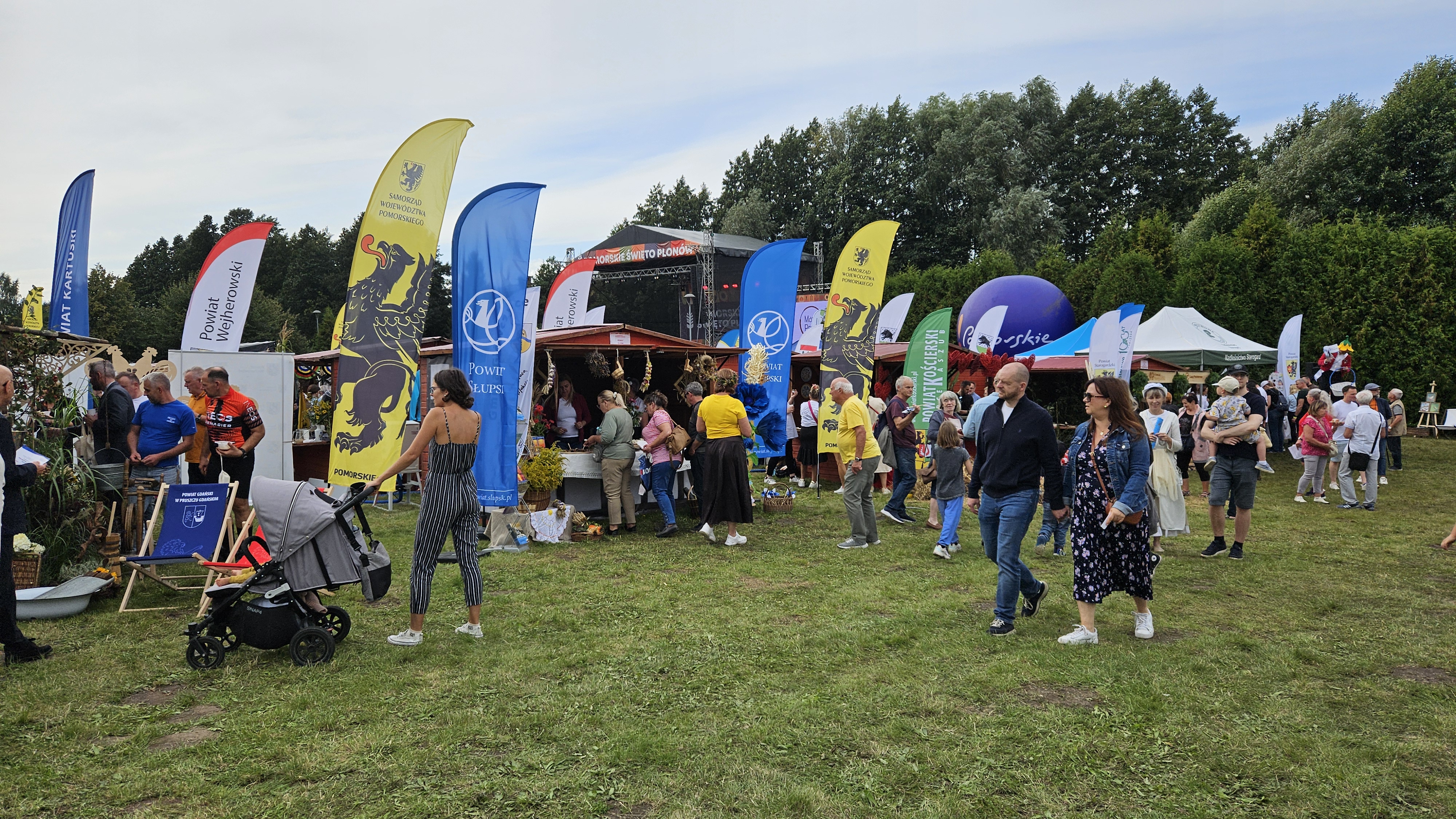 Kolorowo, smacznie i muzycznie. Tak minął pierwszy dzień dożynek w Pszczółkach [FOTO]