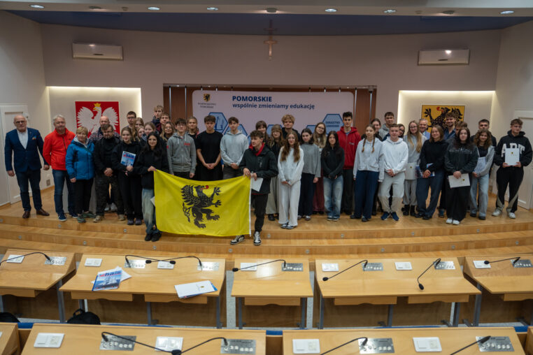 Tydzień pod pełnymi żaglami. Młodzież z Pomorza wyruszyła na wyjątkowy rejs Pogorią