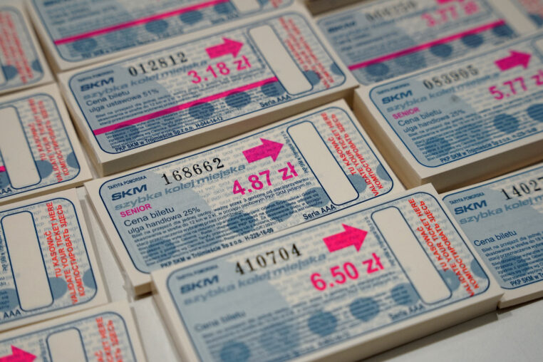 Rewolucja w podróży. Koniec kasowania biletów kartkowych w SKM Trójmiasto od 2026 roku!