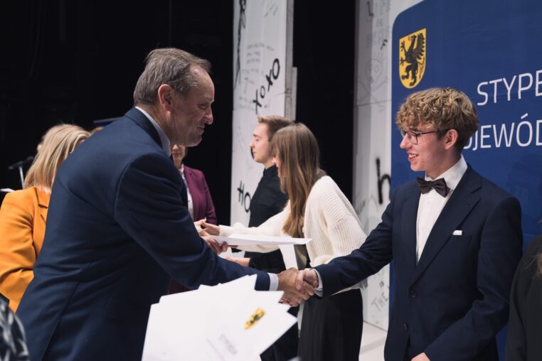 Ponad milion zł na stypendia marszałka. Trafiły do najzdolniejszych uczniów i uczennic na Pomorzu