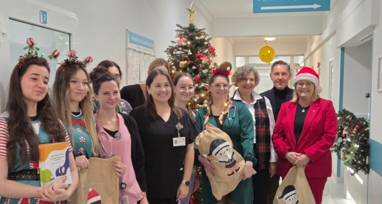 Święty Mikołaj przyniósł uśmiech, zabawki  i poradnik dla małych pacjentów! [FOTO]