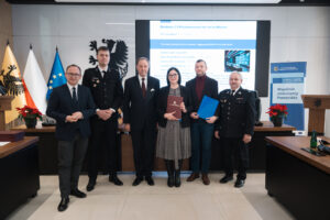 Marszałek Mieczysław Struk i wicemarszałek Marcin Skwierawski wraz z przedstawicielami pomorskich gmin, podpisujących umowę na dofinansowanie projektów w ramach działania 2.9 - przystosowanie do zmian klimatu