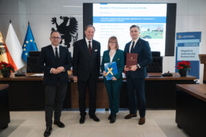 Marszałek Mieczysław Struk i wicemarszałek Marcin Skwierawski wraz z przedstawicielami pomorskich gmin, podpisujących umowę na dofinansowanie projektów w ramach działania 2.9 - przystosowanie do zmian klimatu