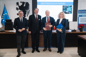 Marszałek Mieczysław Struk i wicemarszałek Marcin Skwierawski wraz z przedstawicielami pomorskich gmin, podpisujących umowę na dofinansowanie projektów w ramach działania 2.9 - przystosowanie do zmian klimatu