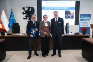 Marszałek Mieczysław Struk i wicemarszałek Marcin Skwierawski wraz z przedstawicielami pomorskich gmin, podpisujących umowę na dofinansowanie projektów w ramach działania 2.9 - przystosowanie do zmian klimatu