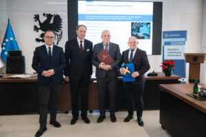 Marszałek Mieczysław Struk i wicemarszałek Marcin Skwierawski wraz z przedstawicielami pomorskich gmin, podpisujących umowę na dofinansowanie projektów w ramach działania 2.9 - przystosowanie do zmian klimatu