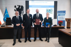 Marszałek Mieczysław Struk i wicemarszałek Marcin Skwierawski wraz z przedstawicielami pomorskich gmin, podpisujących umowę na dofinansowanie projektów w ramach działania 2.9 - przystosowanie do zmian klimatu