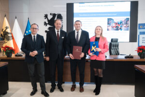 Marszałek Mieczysław Struk i wicemarszałek Marcin Skwierawski wraz z przedstawicielami pomorskich gmin, podpisujących umowę na dofinansowanie projektów w ramach działania 2.9 - przystosowanie do zmian klimatu