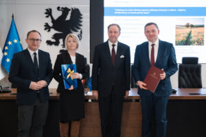 Marszałek Mieczysław Struk i wicemarszałek Marcin Skwierawski wraz z przedstawicielami pomorskich gmin, podpisujących umowę na dofinansowanie projektów w ramach działania 2.9 - przystosowanie do zmian klimatu