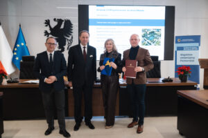 Marszałek Mieczysław Struk i wicemarszałek Marcin Skwierawski wraz z przedstawicielami pomorskich gmin, podpisujących umowę na dofinansowanie projektów w ramach działania 2.9 - przystosowanie do zmian klimatu