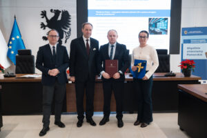 Marszałek Mieczysław Struk i wicemarszałek Marcin Skwierawski wraz z przedstawicielami pomorskich gmin, podpisujących umowę na dofinansowanie projektów w ramach działania 2.9 - przystosowanie do zmian klimatu