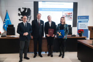 Marszałek Mieczysław Struk i wicemarszałek Marcin Skwierawski wraz z przedstawicielami pomorskich gmin, podpisujących umowę na dofinansowanie projektów w ramach działania 2.9 - przystosowanie do zmian klimatu