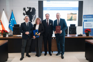 Marszałek Mieczysław Struk i wicemarszałek Marcin Skwierawski wraz z przedstawicielami pomorskich gmin, podpisujących umowę na dofinansowanie projektów w ramach działania 2.9 - przystosowanie do zmian klimatu