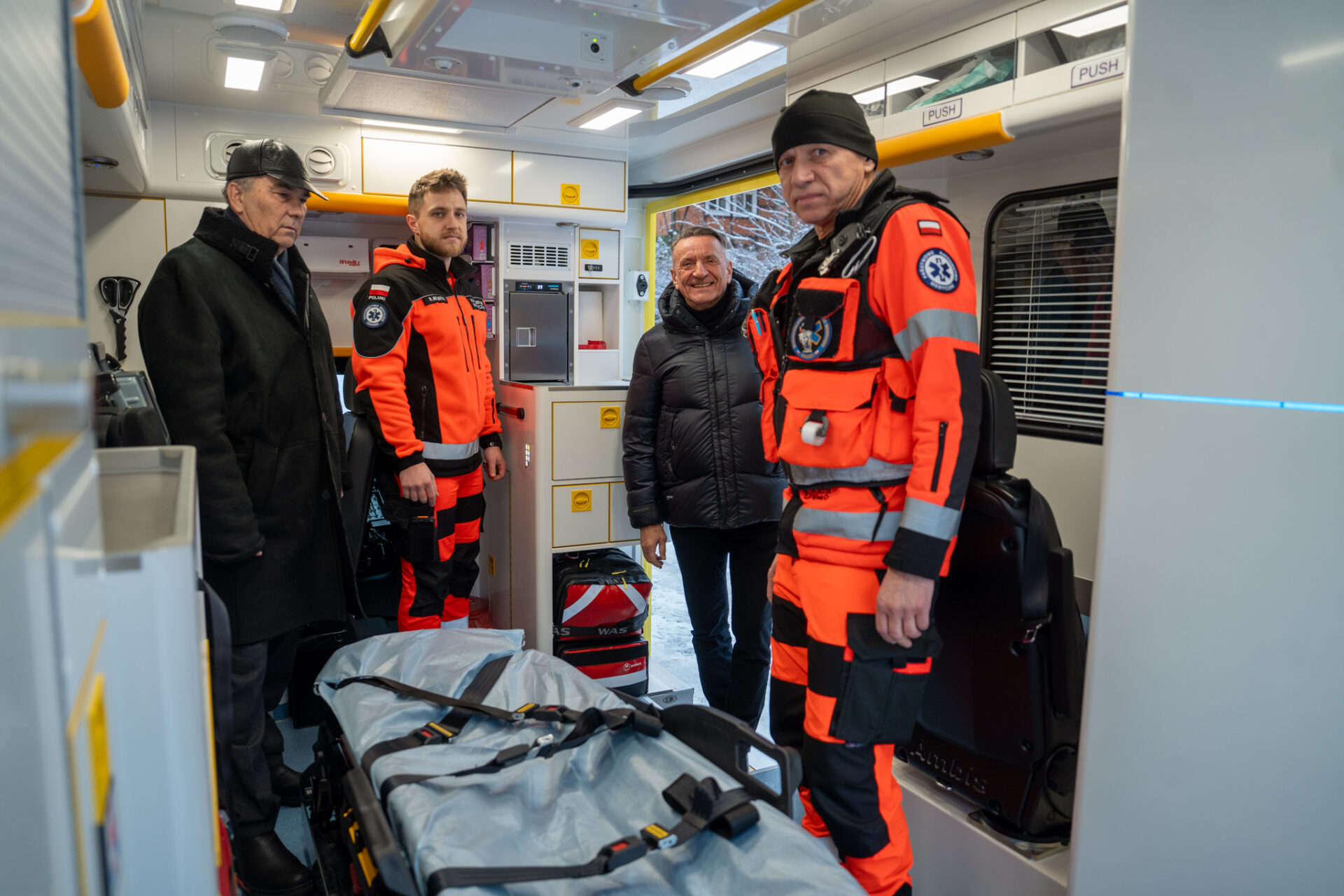 Wicemarszałek Leszek Bonna w karetce bariatrycznej z załoga ambulansu