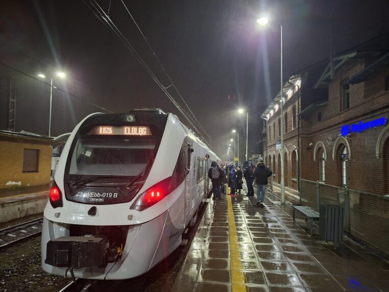 Pomorzanie kochają kolej! Jak często jeździmy pociągami, że miażdżymy resztę Polski?