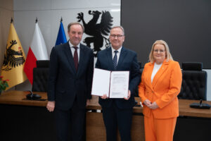 Podpisanie umów na wsparcie rozbudowy obiektów sportowych w pomorskich gminach.