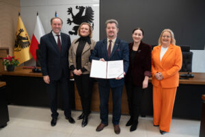 Podpisanie umów na wsparcie rozbudowy obiektów sportowych w pomorskich gminach.