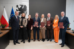 Podpisanie umów na wsparcie rozbudowy obiektów sportowych w pomorskich gminach.