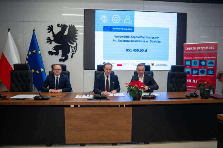 Osoby podpisujące granty w ramach projektu Lepsza przyszłość. Wsparcie pomorskiej psychiatrii