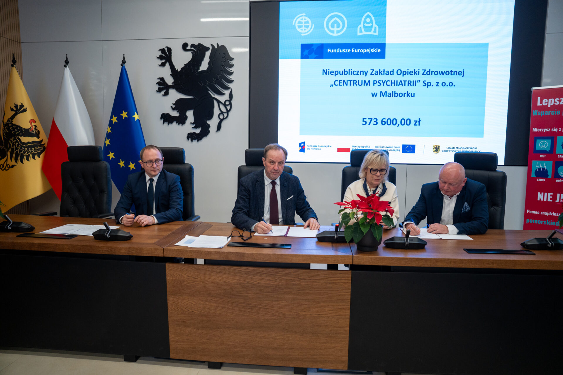 Osoby podpisujące granty w ramach projektu Lepsza przyszłość. Wsparcie pomorskiej psychiatrii