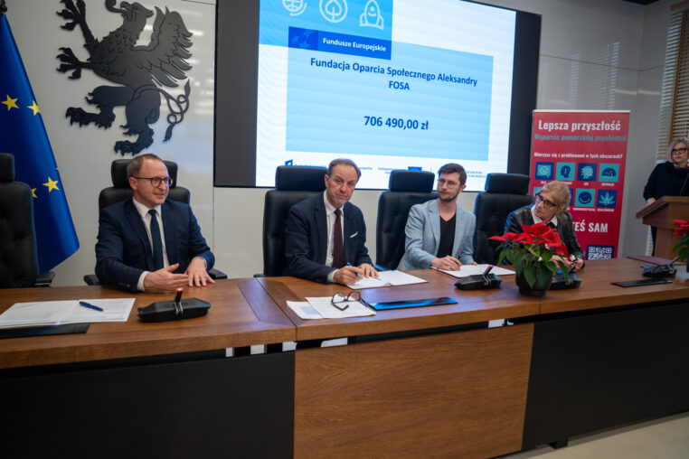 Osoby podpisujące granty w ramach projektu Lepsza przyszłość. Wsparcie pomorskiej psychiatrii