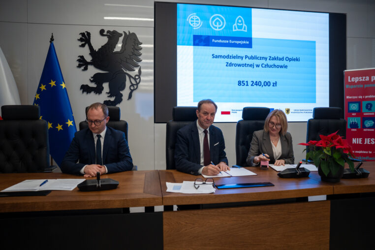 Osoby podpisujące granty w ramach projektu Lepsza przyszłość. Wsparcie pomorskiej psychiatrii